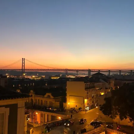 Appartamento 3-Bedroom Apartment With River Views By Lovelystay *